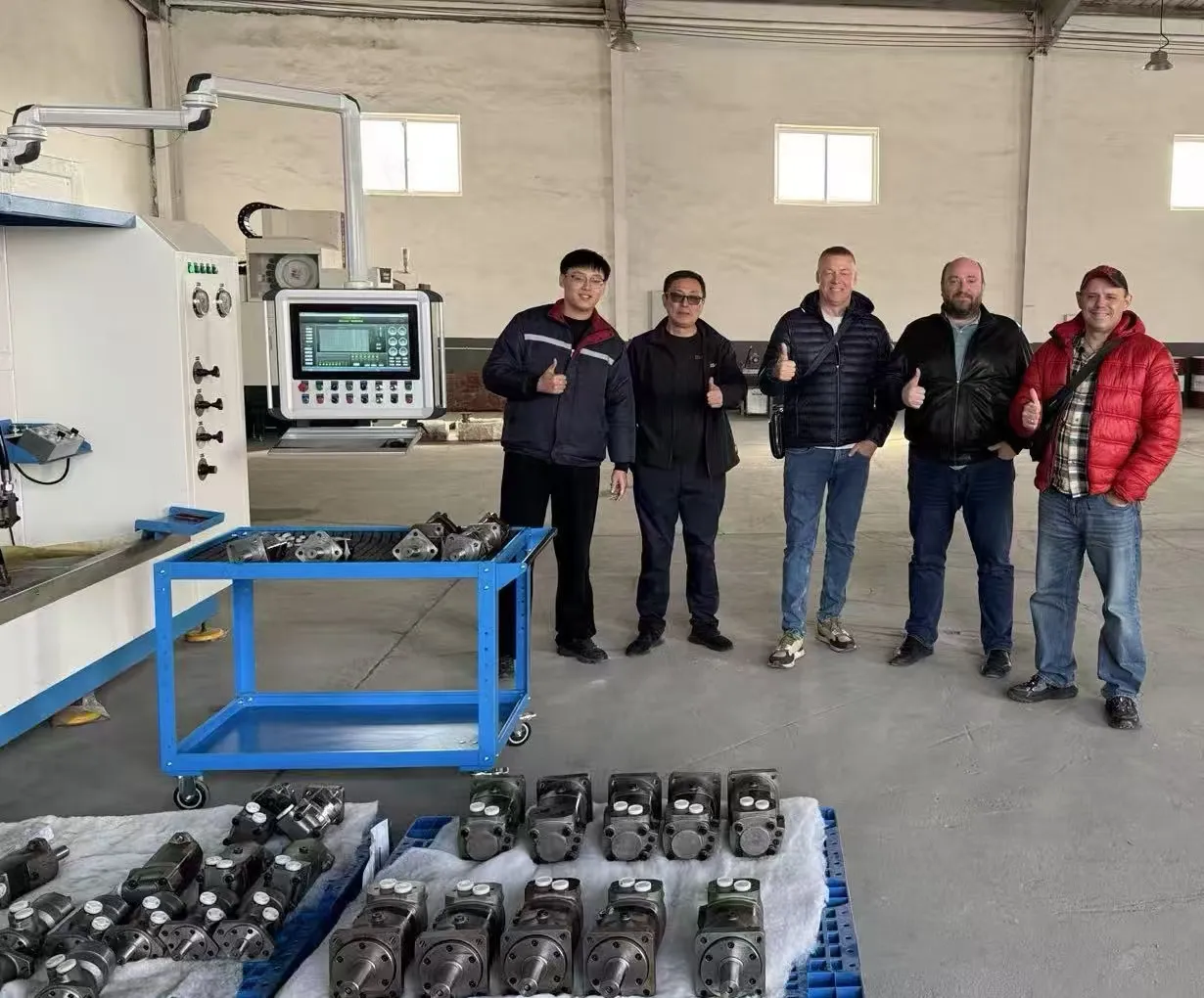 Rossiyalik mijozlar Qingdao shahridagi Yushan gidromotori zavodiga tekshirish va fikr almashish uchun tashrif buyurishdi.